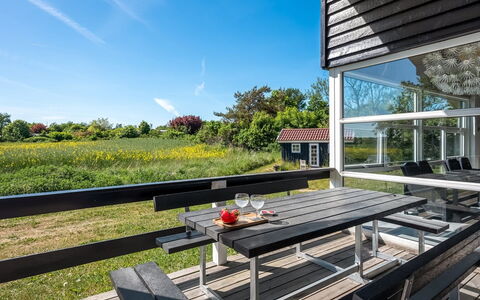 Fria - 200M from the Sea: Porche, Domicile, Lot Terre, Chalet, Mobilier De Jardin, Ombre, Pelouse, Cour, Siding, Jardin
