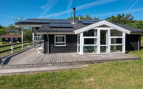 Fria - 200M from the Sea: Domicile, Maison, Toit, Chalet, Porte, Porche, Siding, Batiments Jardin, Biens, Ombre