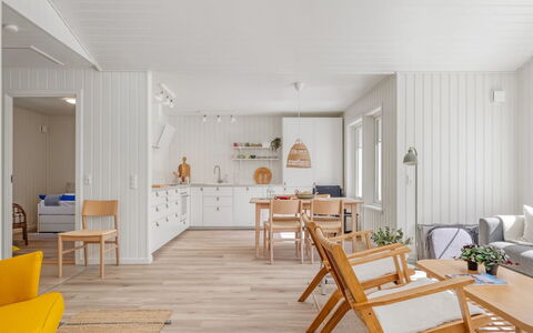 Edine - 917M from the Sea: Sol, Parquet, Sol, Bois, Design Intérieur, Meubles, Plafond, Revêtement De Sol Stratifié, Domicile, Salon