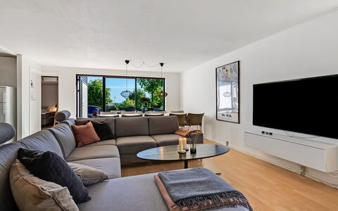 Isalie - 300M from the Sea: Meubles, Design Intérieur, Canapé, Sol, Salon, Sol, Mur, Bois, Pièce, Télévision