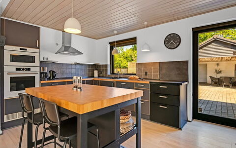 Isalie - 300M from the Sea: Meubles, Design Intérieur, Cuisine, Comptoir, Sol, Bois, Plafond, Cabinetry, Sol, Luminaire