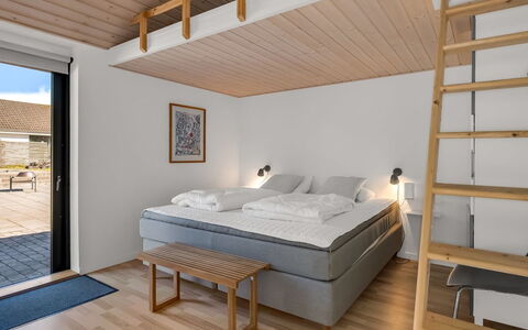 Isalie - 300M from the Sea: Bois, Sol, Sol, Design Intérieur, Meubles, Chambre, Plafond, Lit, Pièce, Cadre De Lit