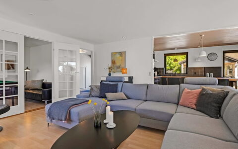 Isalie - 300M from the Sea: Meubles, Design Intérieur, Canapé, Sol, Sol, Salon, Bois, Plafond, Pièce, Appartement