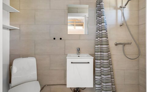 Isalie - 300M from the Sea: Siège De Toilette, Salle De Bains, Sol, Toilette, Design Intérieur, Sol, Mur, Luminaire Plomberie, Tuile, Plomberie