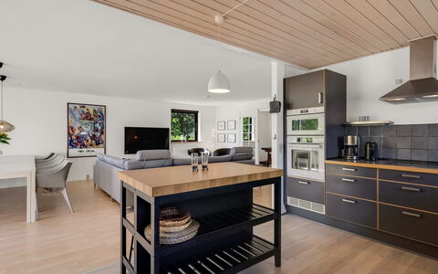 Isalie - 300M from the Sea: Meubles, Design Intérieur, Sol, Cuisine, Comptoir, Bois, Plafond, Parquet, Cabinetry, Sol