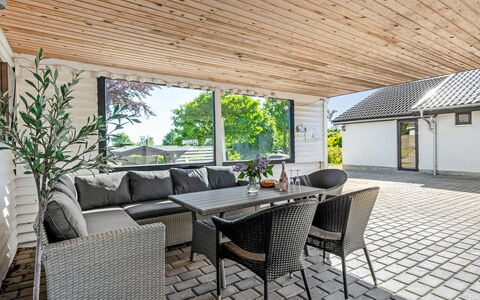Isalie - 300M from the Sea: Bois, Meubles, Sol, Domicile, Mobilier De Jardin, Sol, Porche, Table, Plate-Forme, Chaise