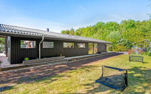 Skuli - 300M from the Sea: Arbuste, Toit, Domicile, Couverture De Sol, Chalet, Ombre, Biens, Jardin, Batiments Jardin, Siding
