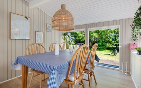 Skuli - 300M from the Sea: Bois, Design Intérieur, Meubles, Plafond, Sol, Sol, Chaise, Domicile, Table Cuisine Et Salle A Manger, Salle À Manger