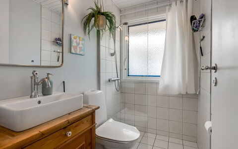 Skuli - 300M from the Sea: Lavabo, Salle De Bains, Luminaire Plomberie, Évier, Design Intérieur, Robinet, Siège De Toilette, Miroir, Toilette, Plomberie