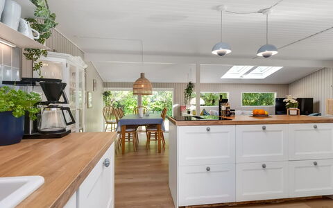 Skuli - 300M from the Sea: Cuisine, Comptoir, Sol, Cabinetry, Design Intérieur, Meubles, Bois, Appareil De Cuisine, Luminaire, Sol