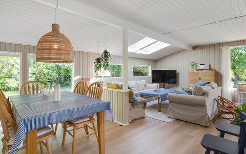 Skuli - 300M from the Sea: Meubles, Design Intérieur, Bois, Sol, Plafond, Sol, Canapé, Domicile, Chaise, Salon