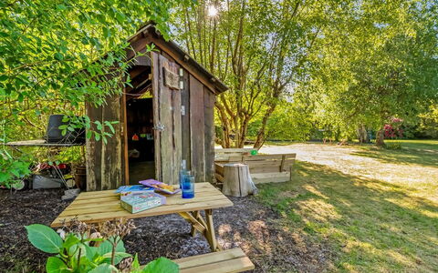 Skuli - 300M from the Sea: Bois, Cabanon, Arbuste, Batiments Jardin, Lot Terre, Zone Rurale, Cabane, Jardin, Couverture De Sol, Tronc