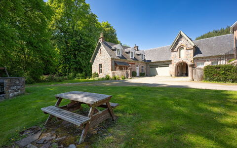 Coach House on Aigas Golf Course: Herbe, Maison, Domicile, Toit, Architecture, Arbuste, Paysage, Chalet, Plaine, Zone Rurale