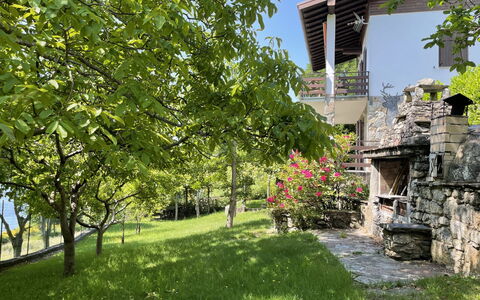 Il Cervo: Jardin, Printemps, Ombre, Chalet, Pelouse, Cour, Arrière-Cour, Aménagement Paysager, Ferme