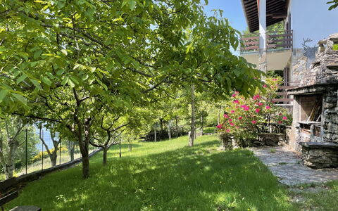 Il Cervo: Jardin, Printemps, Ombre, Cour, Aménagement Paysager, Arrière-Cour, Jardin Botanique, Village De Montagne, Eco Hôtel