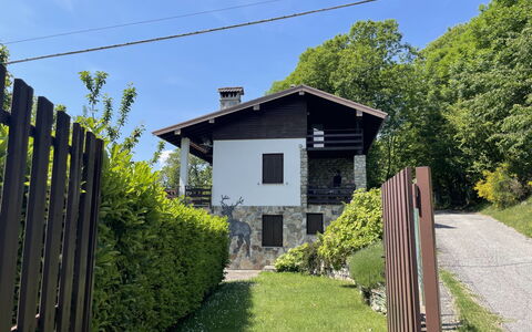 Il Cervo: Arbuste, Maison, Chalet, Domicile, Zone Rurale, Couverture De Sol, Jardin, Pelouse, Pente, Ferme