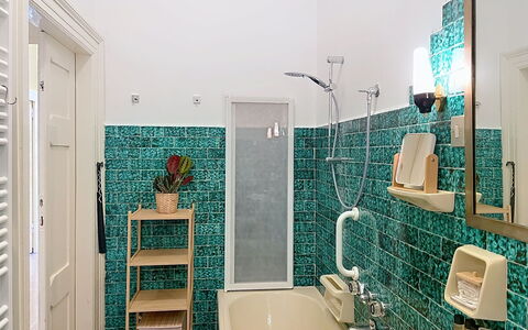 Una Finestra sul Lago: Design Intérieur, Sol, Sol, Luminaire Plomberie, Plomberie, Salle De Bains, Tuile, Lavabo, Pièce, Robinet