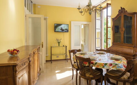 Una Finestra sul Lago: Meubles, Design Intérieur, Sol, Bois, Table, Chaise, Sol, Plafond, Salle À Manger, Pièce