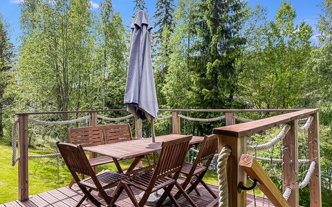 Villa Kaidanjylhä: Bois, Meubles, Dur, Chaise, Plate-Forme, Tache De Bois, Mobilier De Jardin, Parquet, Planche, Porche