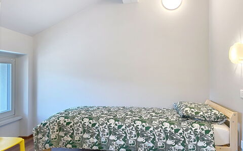 Zani: Lit, Chambre, Design Intérieur, Literie, Sol, Mur, Sol, Drap De Lit, Bois, Plafond