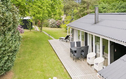 Stig - 1.1Km from the Sea: Maison, Porche, Domicile, Arbuste, Toit, Chalet, Ombre, Porte, Plate-Forme, Jardin