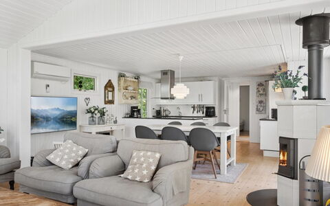 Stig - 1.1Km from the Sea: Meubles, Design Intérieur, Bois, Sol, Salon, Plafond, Canapé, Sol, Domicile, Pièce