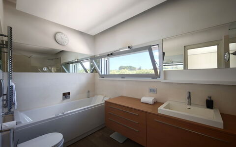 Villa Mulberry Garden - Esclusiva con Piscina Priv: Design Intérieur, Luminaire Plomberie, Sol, Plafond, Sol, Évier, Robinet, Salle De Bains, Plomberie, Éclairage