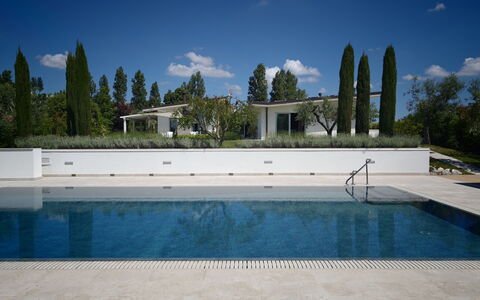 Villa Mulberry Garden - Esclusiva con Piscina Priv: Piscine, Composite, Ombre, Jardin, Aménagement Paysager, Réflexion, Caractéristique De L'Eau, Recours, Miroir D'Eau, À Feuilles Persistantes