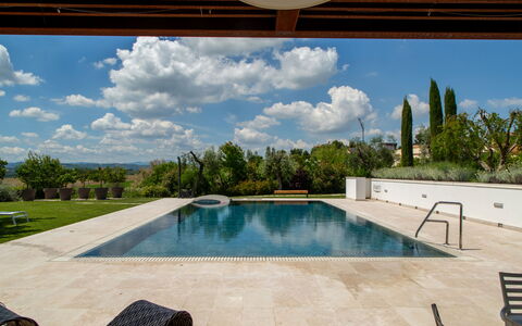 Villa Mulberry Garden - Esclusiva con Piscina Priv: Piscine, Composite, Tuile, Ombre, Recours, Jardin, Aménagement Paysager, Caractéristique De L'Eau, Dalle, Mobilier De Jardin