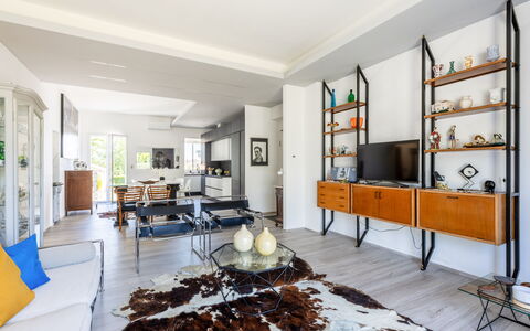 Art&Sea House: Meubles, Design Intérieur, Sol, Mur, Bois, Sol, Plafond, Salon, Canapé, Domicile