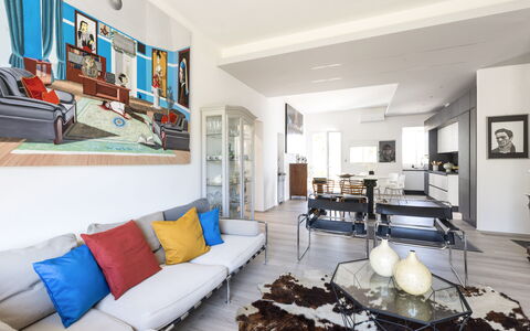 Art&Sea House: Meubles, Design Intérieur, Canapé, Sol, Salon, Sol, Table, Plafond, Pièce, Appartement