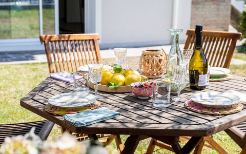 Art&Sea House: Meubles, Vaisselle, Table, Aliments, Mobilier De Jardin, Chaise, Tableau De Plein Air, Serveware, Fruit, Drinkware