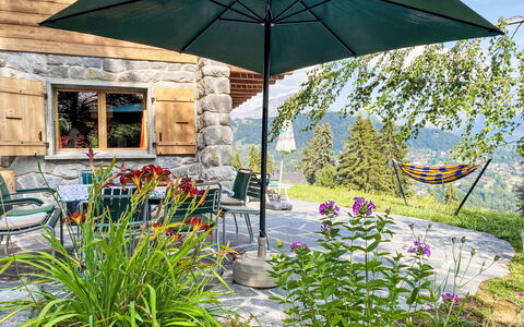 Chalet le Cornuit: Parapluie, Mobilier De Jardin, Meubles, Chaise, Jardin, Ombre, Tableau De Plein Air, Aménagement Paysager, Cour, Eco Hôtel