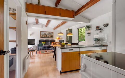Maris - 200M from the Sea: Cuisine, Meubles, Comptoir, Design Intérieur, Sol, Appareil De Cuisine, Bois, Plafond, Cabinetry, Principaux Appliance