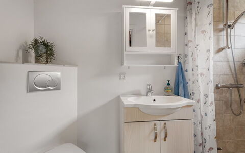 Maris - 200M from the Sea: Lavabo, Luminaire Plomberie, Évier, Cabinetry, Armoire De Toilette, Salle De Bains, Meubles, Design Intérieur, Robinet, Sol