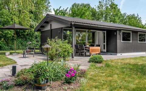 Maris - 200M from the Sea: Toit, Domicile, Chalet, Siding, Batiments Jardin, Cabanon, Jardin, Cour, Aménagement Paysager, Pelouse