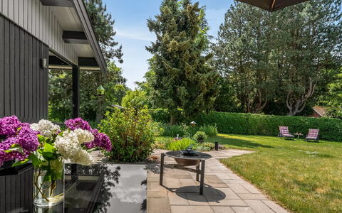 Maris - 200M from the Sea: Jardin, Arbuste, Lot Terre, Domicile, Couverture De Sol, Ombre, Aménagement Paysager, Pelouse, Cour