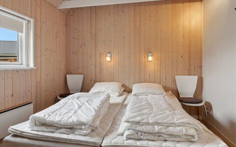 Eve - 700M from the Sea: Bois, Plafond, Sol, Sol, Design Intérieur, Chambre, Éclairage, Lit, Pièce, Drap De Lit