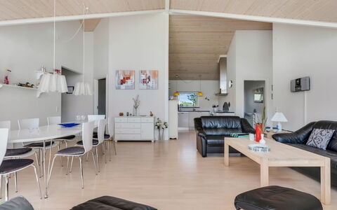 Eve - 700M from the Sea: Design Intérieur, Meubles, Canapé, Plafond, Salon, Sol, Domicile, Sol, Pièce