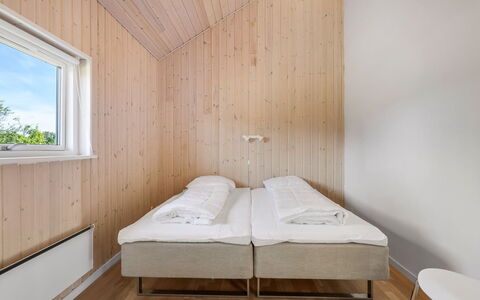 Eve - 700M from the Sea: Bois, Sol, Sol, Chambre, Plafond, Planche, Dur, Tache De Bois, Literie, Lit