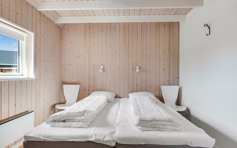 Eve - 700M from the Sea: Bois, Chambre, Sol, Sol, Plafond, Design Intérieur, Lit, Drap De Lit, Literie, Tache De Bois