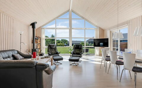 Eve - 700M from the Sea: Bois, Domicile, Plafond, Chalet, Salon, Siding, Dur, Chaise, Canapé