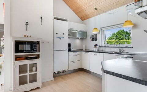 Eve - 700M from the Sea: Cuisine, Design Intérieur, Comptoir, Sol, Plafond, Bois, Appareil De Cuisine, Luminaire, Meubles, Cabinetry