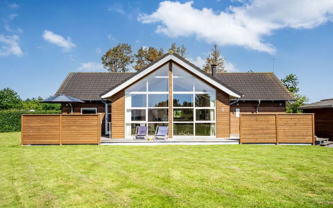 Eve - 700M from the Sea: Domicile, Maison, Toit, Chalet, Porte, Biens, Siding, Jardin, Ferme, Cour