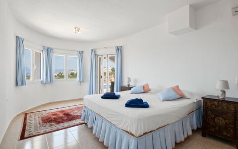 Bougainvillea: Meubles, Appartement, Recours, Hôtel, Chaise, Chambre, Rideau, Traitement De Fenetre, Villa, Lit