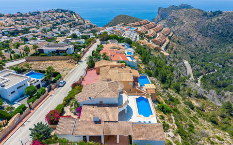 Bougainvillea: Zone Résidentielle, Côte, Mer, Photographie Aérienne, Attraction Touristique, Vue Du Ciel, Biens, Ville Resort, Recours, Baie