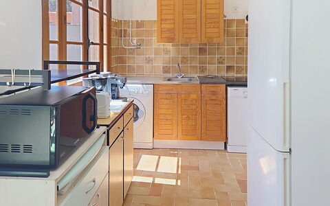 Les Glycines: Cuisine, Appareil De Cuisine, Comptoir, Principaux Appliance, Cabinetry, Sol, Bois, Meubles, Sol, Evier