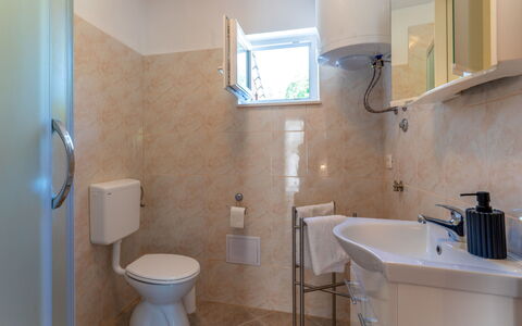 Romana: Salle De Bains, Luminaire Plomberie, Lavabo, Design Intérieur, Sol, Mur, Évier, Sol, Robinet, Plomberie