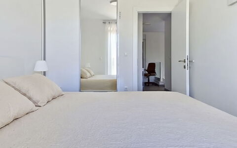 Lotta: Design Intérieur, Sol, Sol, Lit, Mur, Meubles, Chambre, Bois, Plafond, Pièce