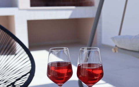 Amara: Vaisselle, Drinkware, Serveware, Aliments, Verres À Pied, Vin Rouge, Vaisselle, Verre De Vin, Assiette, Du Vin